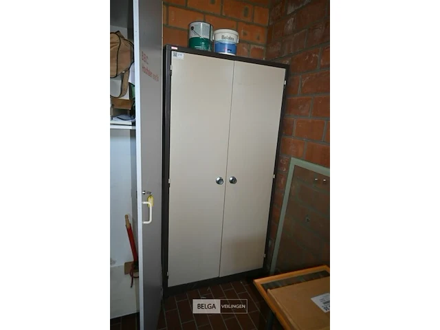 Metalen kast + inhoud - afbeelding 1 van  6