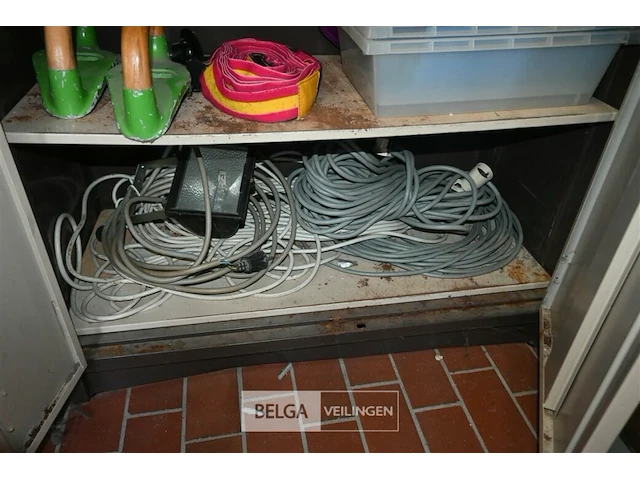 Metalen kast + inhoud - afbeelding 6 van  6