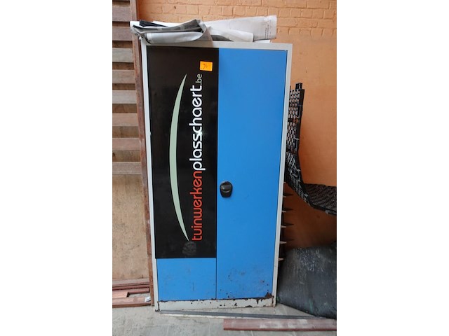 Metalen kast + inhoud - afbeelding 1 van  4