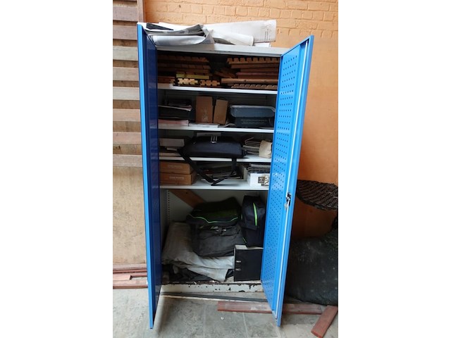 Metalen kast + inhoud - afbeelding 2 van  4