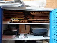 Metalen kast + inhoud - afbeelding 3 van  4