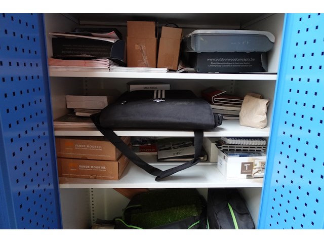 Metalen kast + inhoud - afbeelding 4 van  4