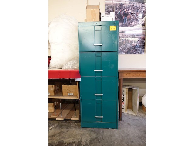 Metalen kast + inhoud - afbeelding 1 van  6