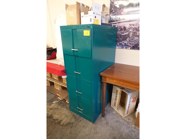 Metalen kast + inhoud - afbeelding 2 van  6