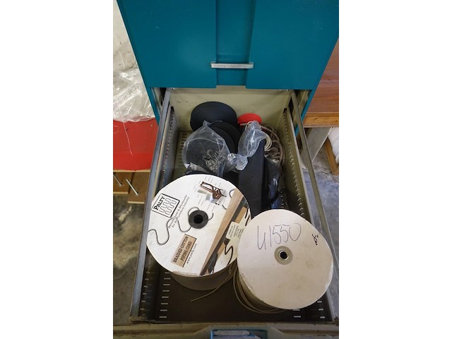 Metalen kast + inhoud - afbeelding 4 van  6