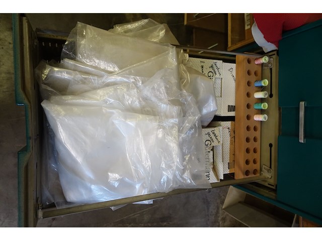 Metalen kast + inhoud - afbeelding 5 van  6