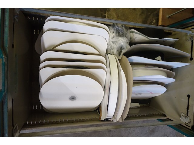 Metalen kast + inhoud - afbeelding 6 van  6