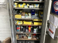 Metalen kast inhoudend elektrische aansluitingen, bevestigingsmaterialen, spuitbussen en beschermingsmiddelen.