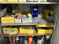 Metalen kast inhoudend elektrische aansluitingen, bevestigingsmaterialen, spuitbussen en beschermingsmiddelen. - afbeelding 3 van  4