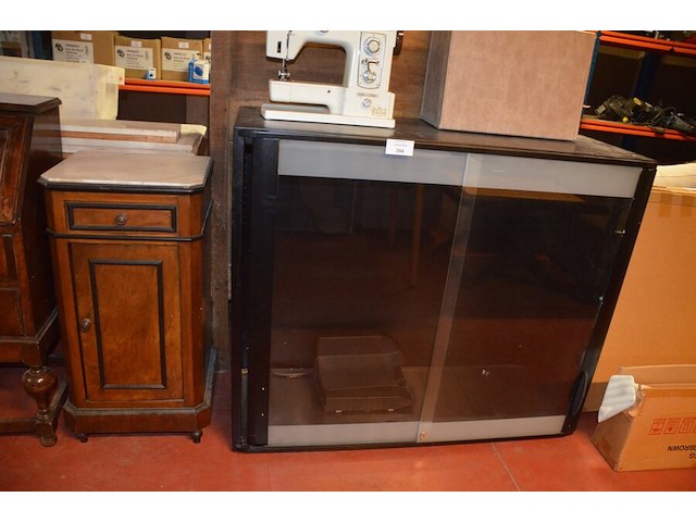 Metalen kast met 2 glazen schuifdeuren, geen leggers 120x100x45 cm - afbeelding 1 van  5
