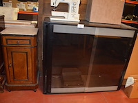 Metalen kast met 2 glazen schuifdeuren, geen leggers 120x100x45 cm