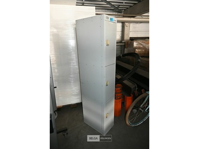 Metalen kast met 3 deuren - afbeelding 1 van  5