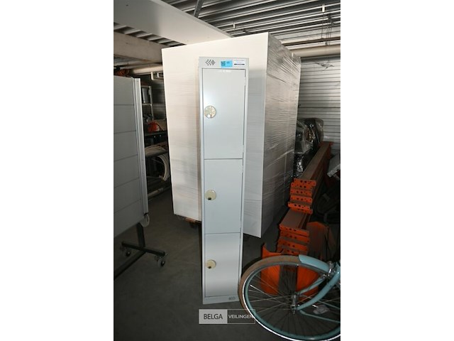 Metalen kast met 3 deuren - afbeelding 2 van  5