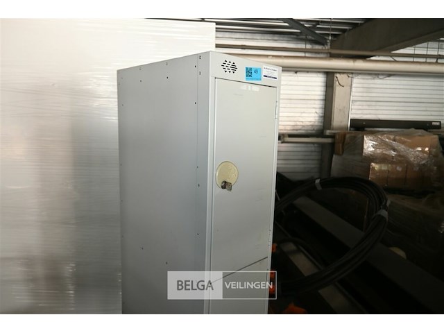 Metalen kast met 3 deuren - afbeelding 3 van  5