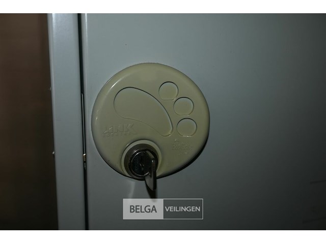 Metalen kast met 3 deuren - afbeelding 4 van  5