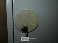 Metalen kast met 3 deuren - afbeelding 4 van  5