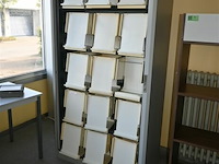 Metalen kast met folderrekken