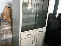 Metalen kast met glazen schuifdeuren - afbeelding 1 van  5