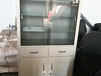 Metalen kast met glazen schuifdeuren - afbeelding 2 van  5