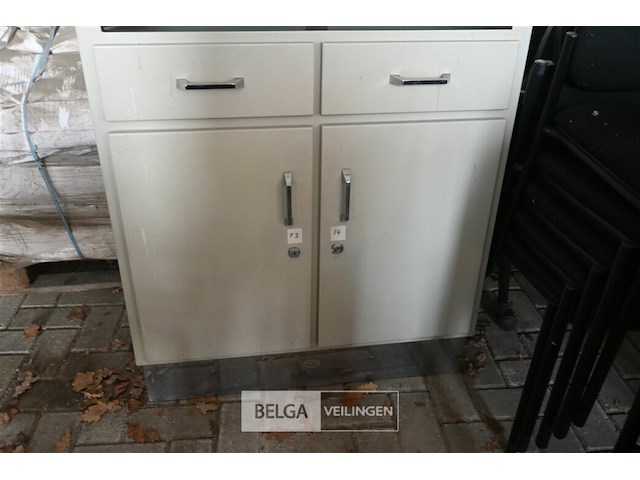 Metalen kast met glazen schuifdeuren - afbeelding 3 van  5