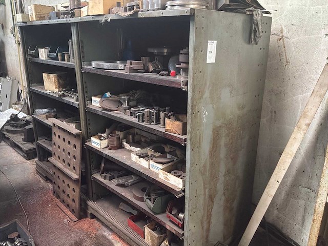 Metalen kast met grote partij tools - afbeelding 1 van  7