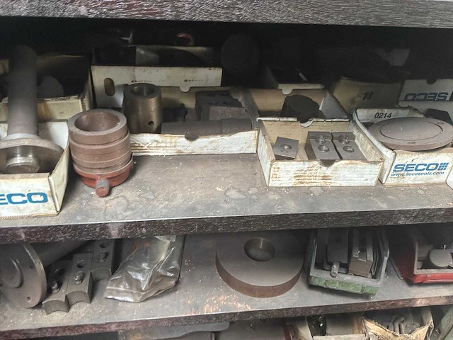 Metalen kast met grote partij tools - afbeelding 6 van  7