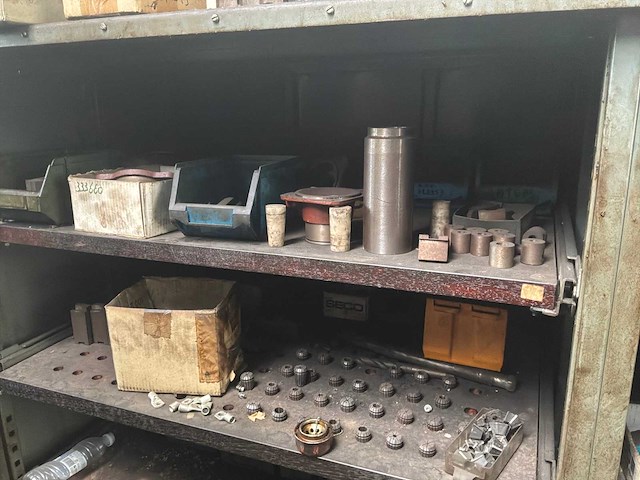 Metalen kast met grote partij tools - afbeelding 3 van  7