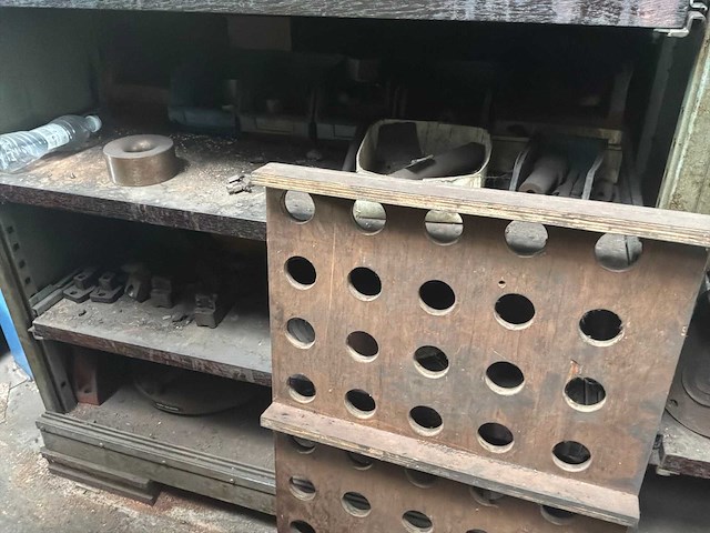 Metalen kast met grote partij tools - afbeelding 4 van  7