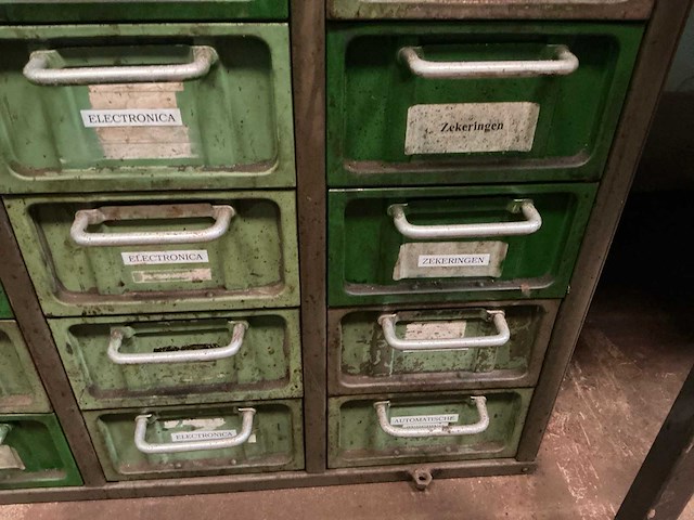 Metalen kast met inhoud (4x) - afbeelding 3 van  32