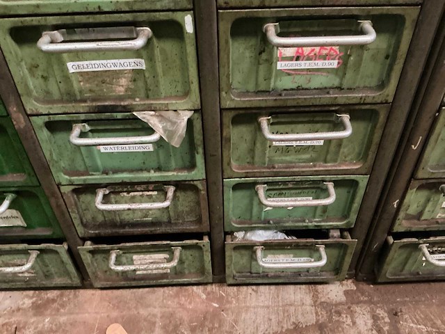Metalen kast met inhoud (4x) - afbeelding 11 van  32