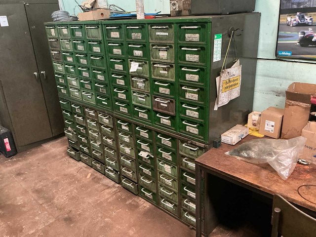 Metalen kast met inhoud (4x) - afbeelding 1 van  32