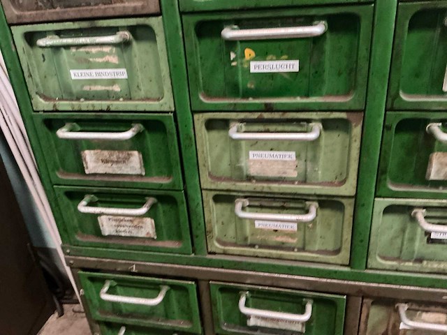 Metalen kast met inhoud (4x) - afbeelding 15 van  32