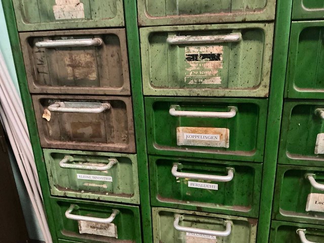Metalen kast met inhoud (4x) - afbeelding 16 van  32
