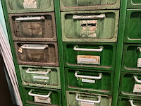 Metalen kast met inhoud (4x) - afbeelding 16 van  32
