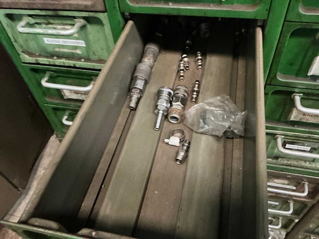 Metalen kast met inhoud (4x) - afbeelding 18 van  32