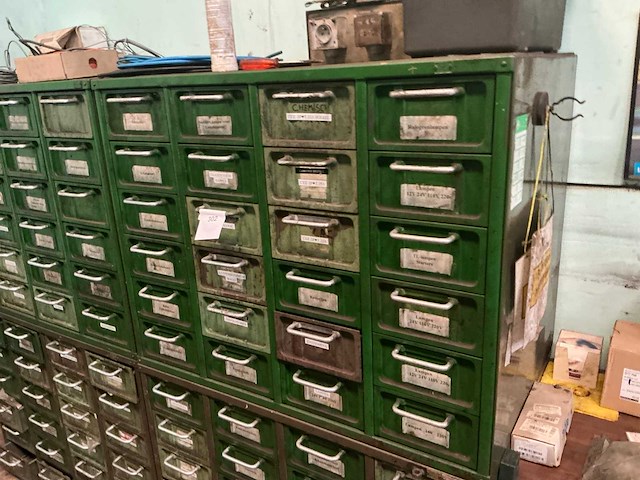 Metalen kast met inhoud (4x) - afbeelding 12 van  32