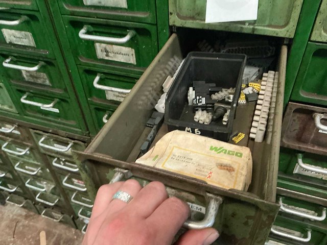 Metalen kast met inhoud (4x) - afbeelding 24 van  32