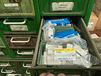 Metalen kast met inhoud (4x) - afbeelding 26 van  32