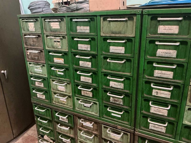 Metalen kast met inhoud (4x) - afbeelding 23 van  32