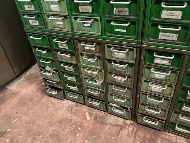 Metalen kast met inhoud (4x) - afbeelding 27 van  32