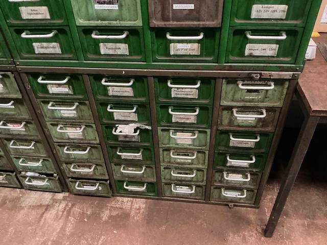 Metalen kast met inhoud (4x) - afbeelding 28 van  32