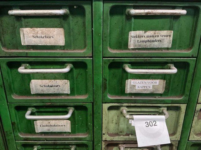 Metalen kast met inhoud (4x) - afbeelding 29 van  32