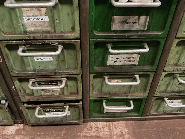 Metalen kast met inhoud (4x) - afbeelding 2 van  31