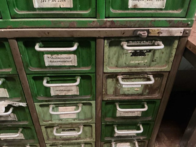 Metalen kast met inhoud (4x) - afbeelding 4 van  31