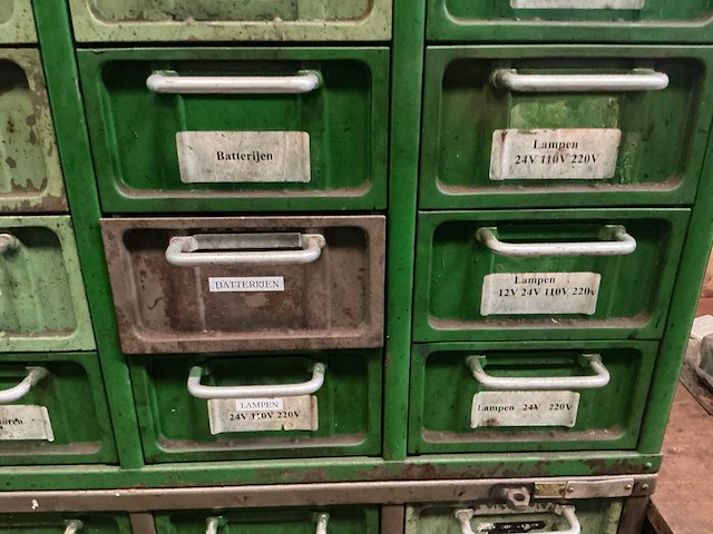Metalen kast met inhoud (4x) - afbeelding 5 van  31