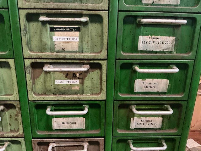 Metalen kast met inhoud (4x) - afbeelding 6 van  31