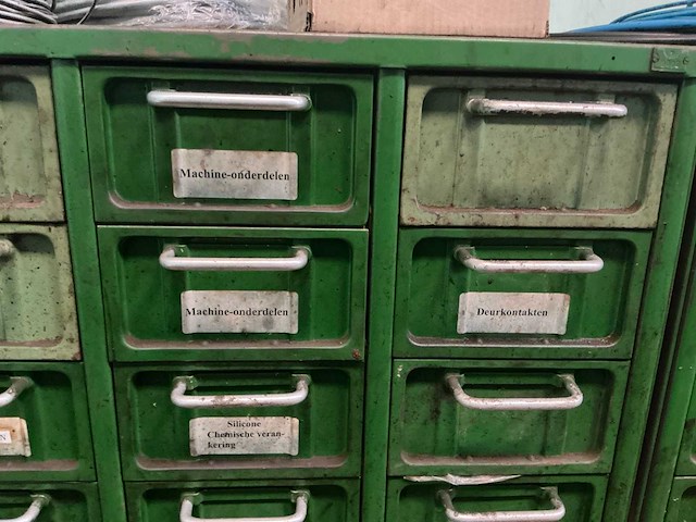 Metalen kast met inhoud (4x) - afbeelding 8 van  31