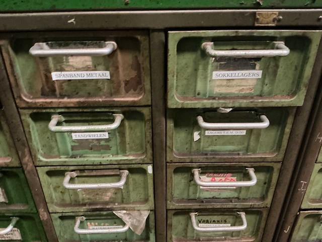 Metalen kast met inhoud (4x) - afbeelding 10 van  31