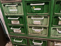 Metalen kast met inhoud (4x) - afbeelding 15 van  31