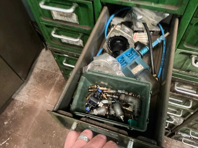 Metalen kast met inhoud (4x) - afbeelding 19 van  31